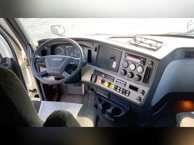 2021 Freightliner Cascadia 126d42b77fbbd0d12fed188da2a438a319a