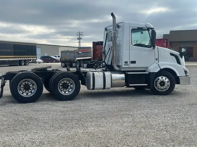 2015 VOLVO VNL64T300