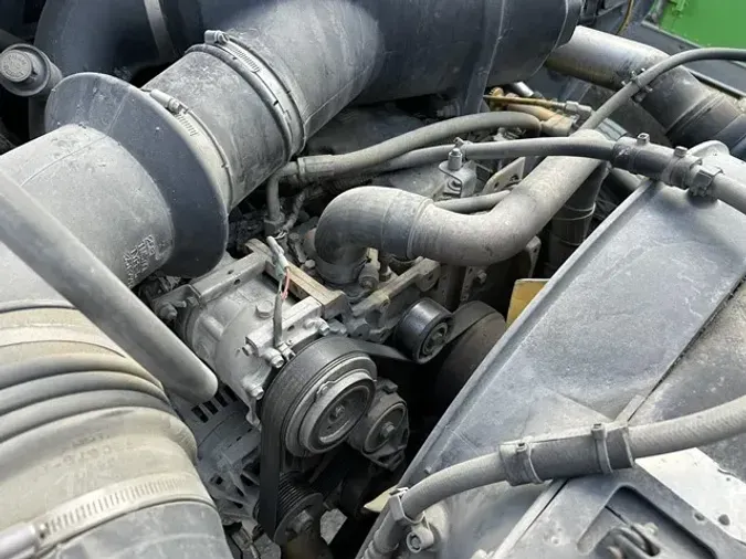 2004 FORD F750 SD