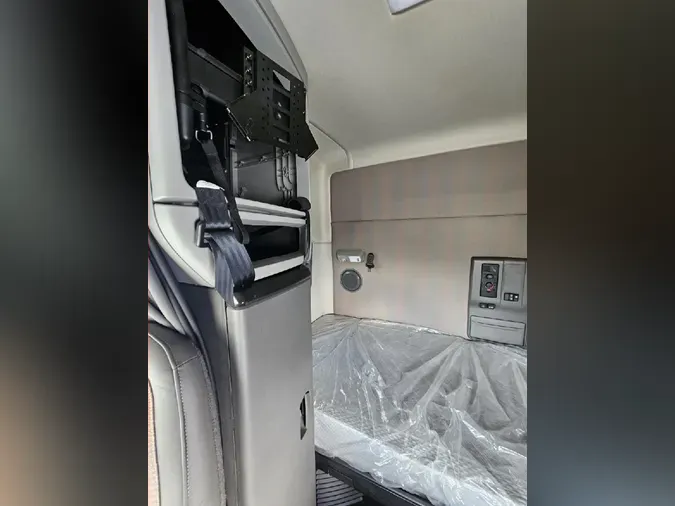 2022 VOLVO VNL64T740