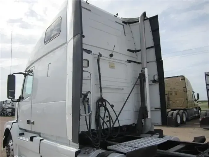 2011 VOLVO VNL64T670