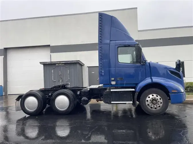 2019 VOLVO VNR64T300