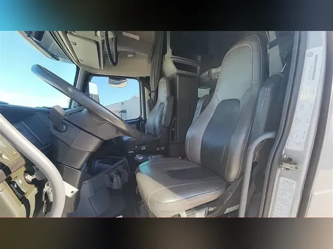 2022 VOLVO VNL740