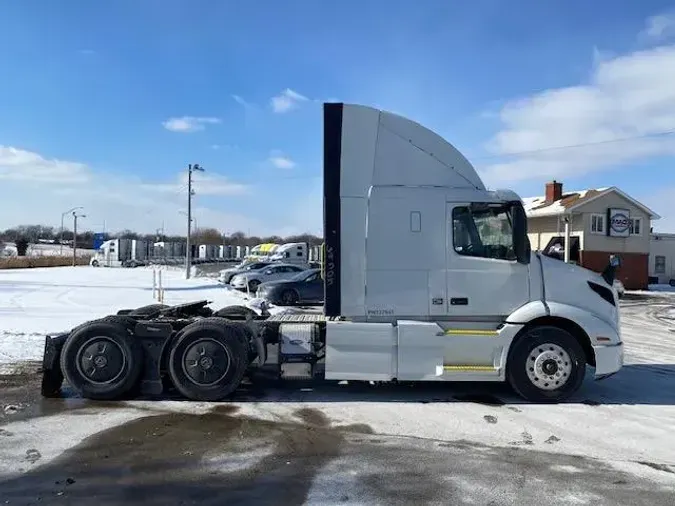 2023 Volvo VNR64T400