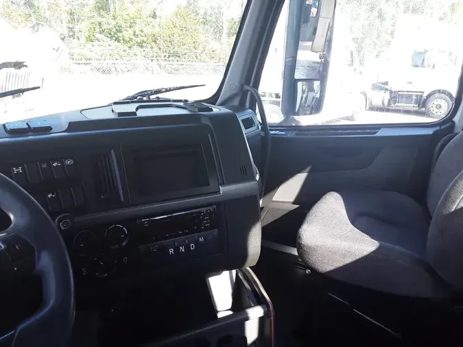 2019 VOLVO VNL64T-300