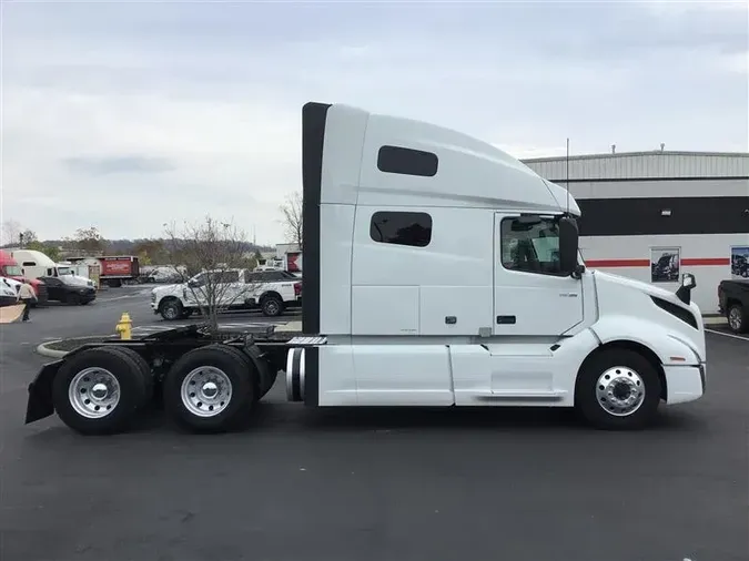 2021 VOLVO VNL64T760