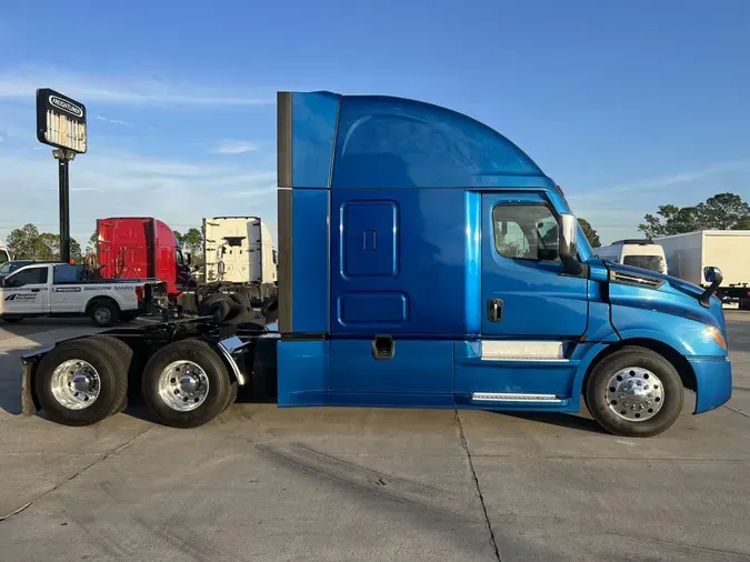 2020 Freightliner Cascadia 126