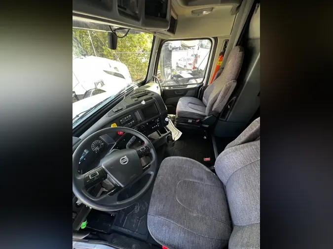 2020 VOLVO VNL64T-760
