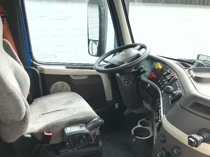 2017 VOLVO VNL64300