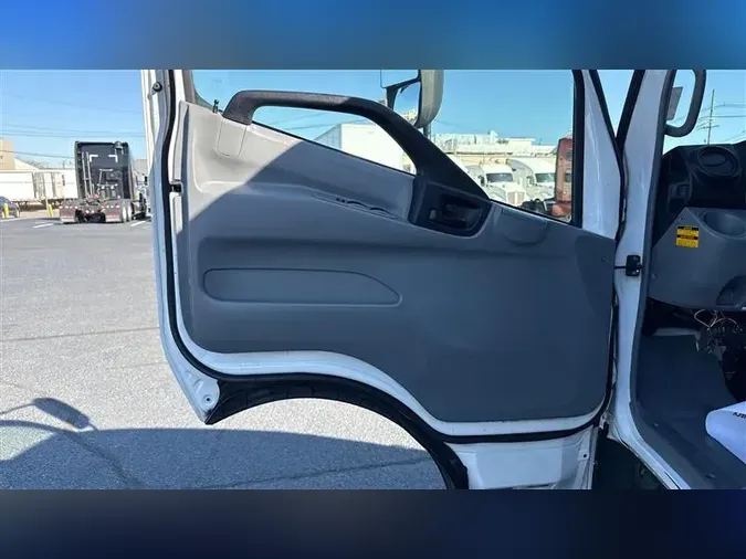 2019 HINO 195