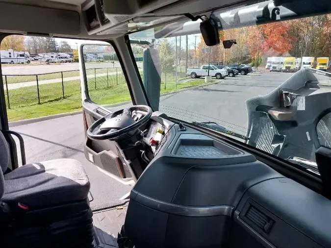 2020 Volvo VNR64300