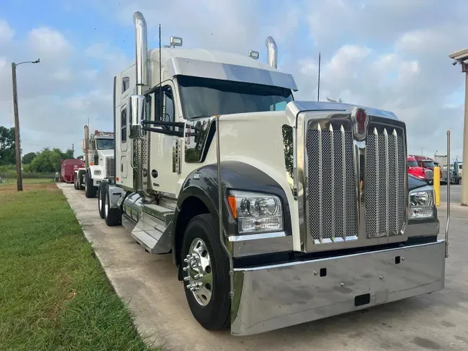 2023 Kenworth W990