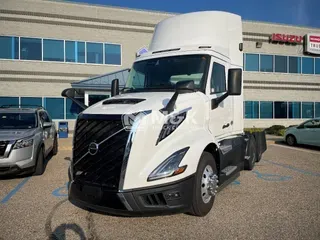 2025 VOLVO VNL64T300