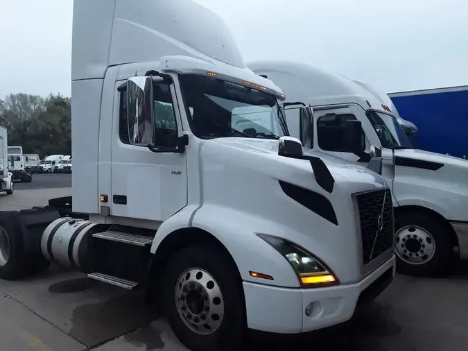 2019 VOLVO VNR42T 300