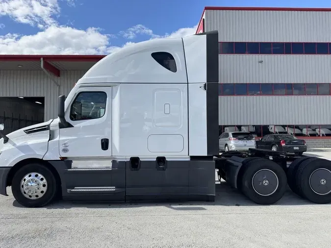 2025 Freightliner Cascadia&reg; Fifth Generation Sleeper Cab Raised Roof 116" / 126" BBC 72"