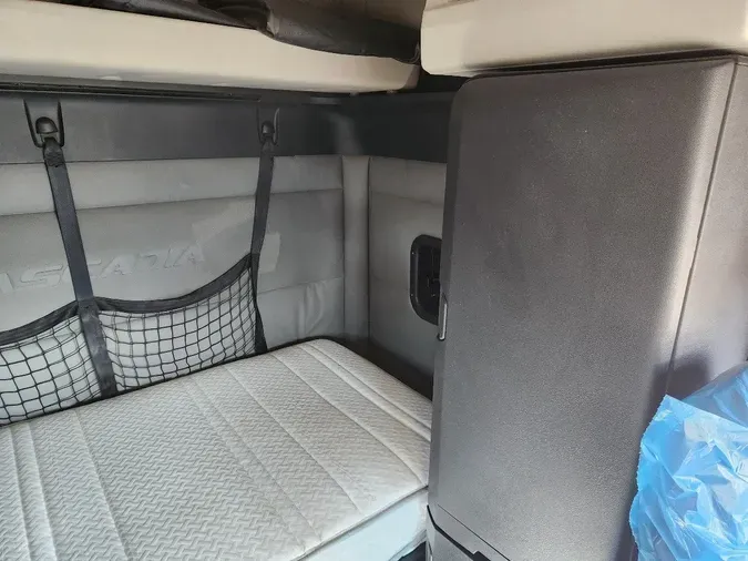 2020 FREIGHTLINER Cascadia 126