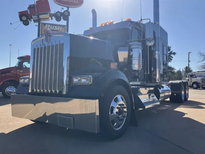 2023 Kenworth W900L