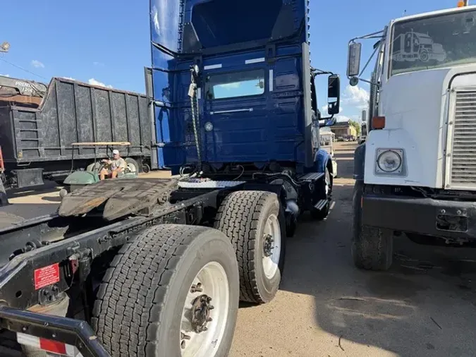 2021 VOLVO VNR64T300