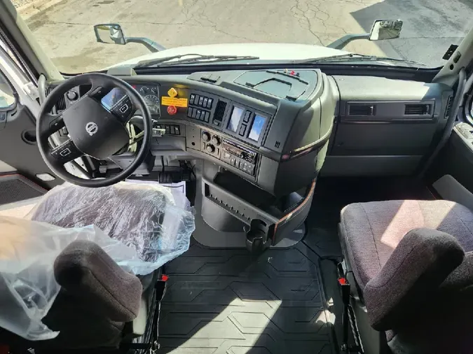 2020 VOLVO VNL64T740