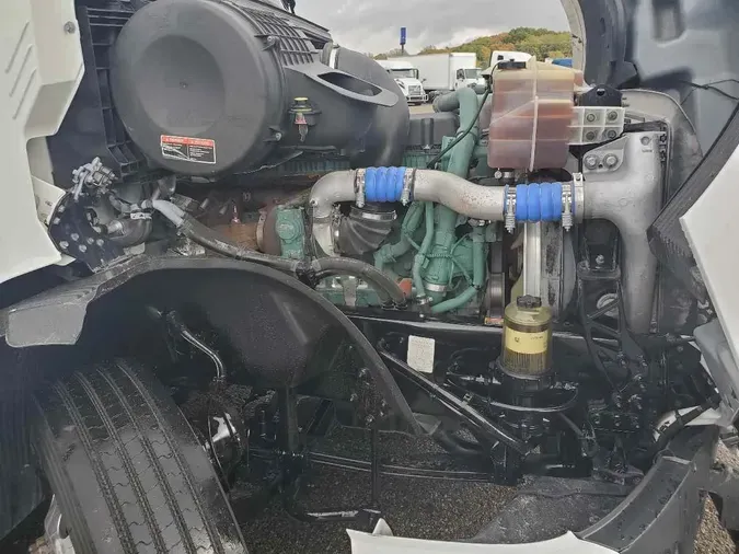 2021 VOLVO VNL64T740