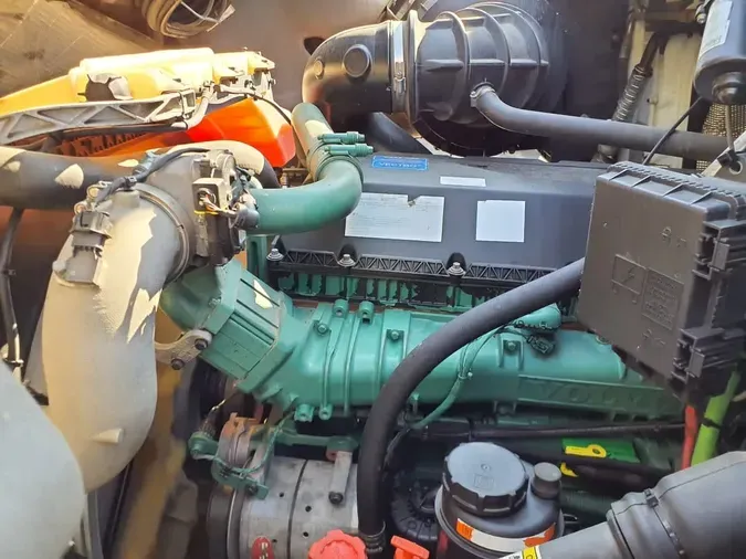 2020 VOLVO VNR64T-640