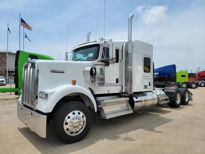 2023 Kenworth W900