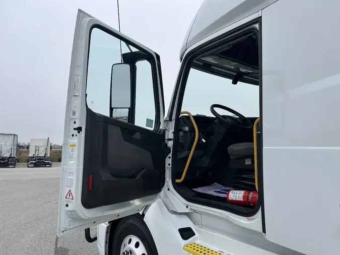 2022 VOLVO VNL64T740