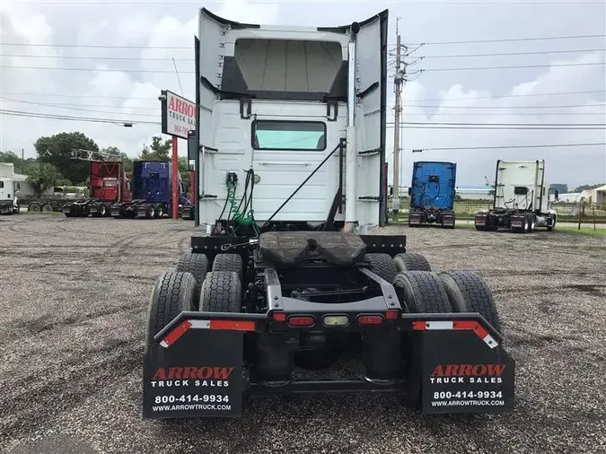 2015 VOLVO VNL300