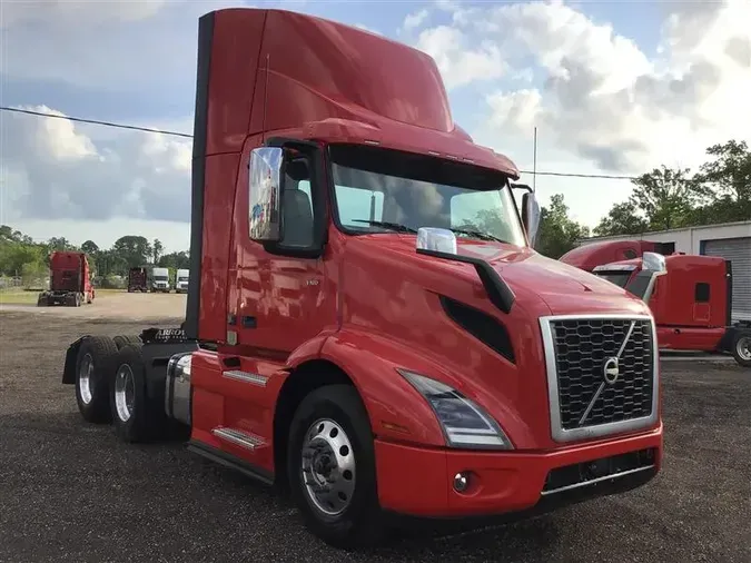 2020 VOLVO VNR300