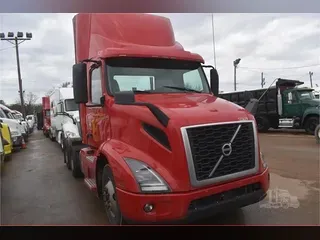 2019 VOLVO VNR64T300