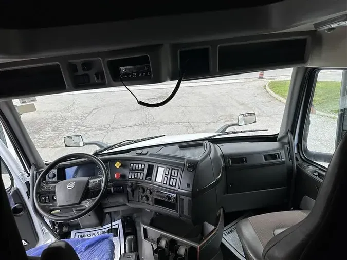 2019 VOLVO VNL740