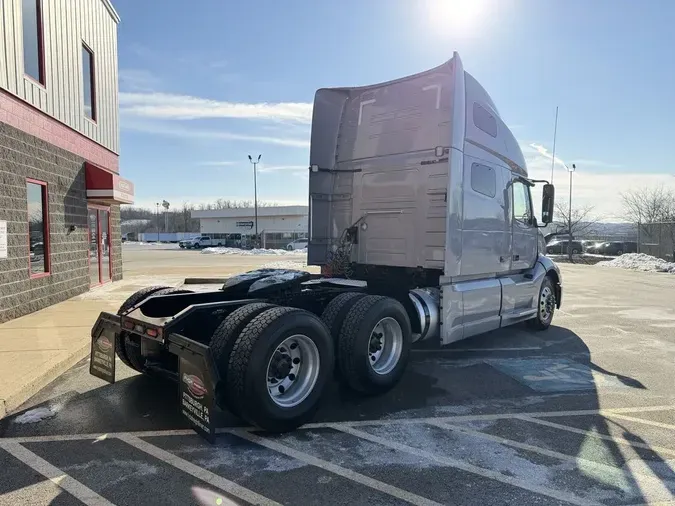 2022 Volvo VNL64T760