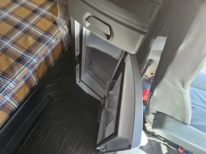 2022 VOLVO VNL64T740