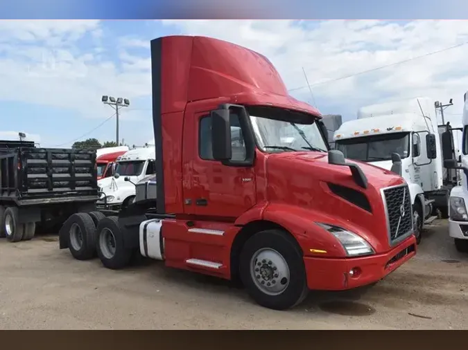 2021 VOLVO VNR64T300