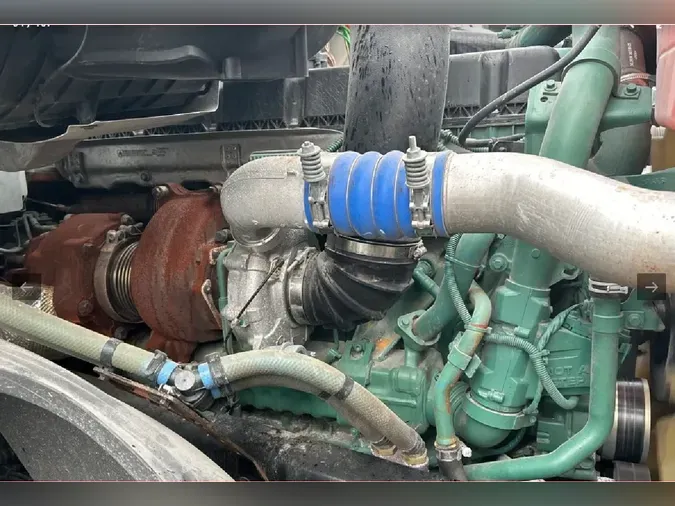 2025 VOLVO VNL64T760