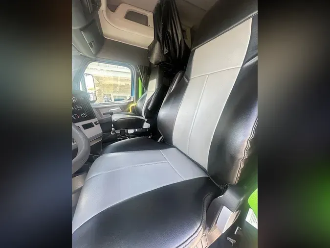 2021 FREIGHTLINER Cascadia 126