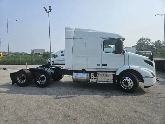 2021 VOLVO VNR64T640