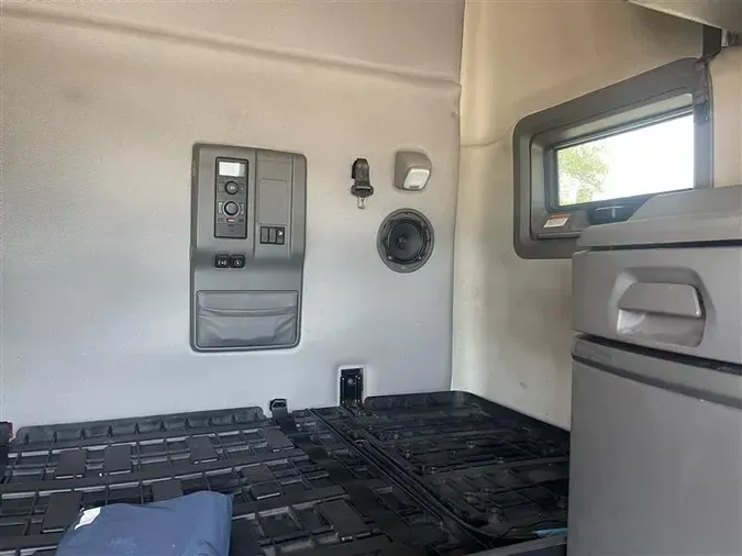 2021 VOLVO VNL740
