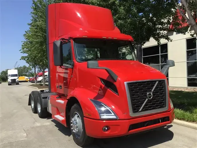 2020 VOLVO VNR300