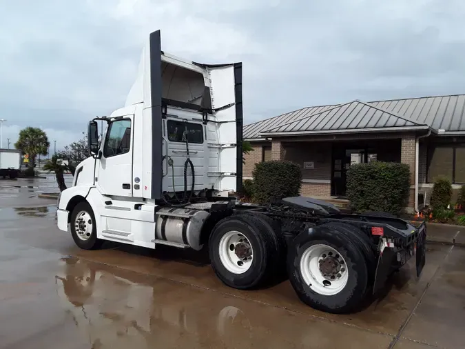 2017 VOLVO VNL64TRACTOR