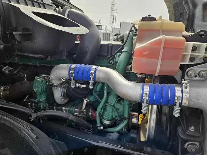 2021 VOLVO VNL64T760