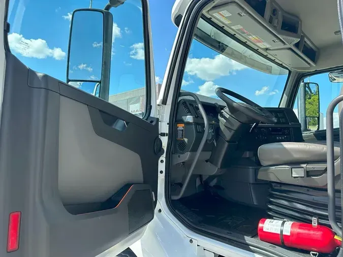 2020 VOLVO VNR64300