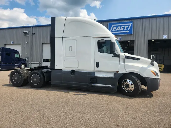 2021 FREIGHTLINER Cascadia 126