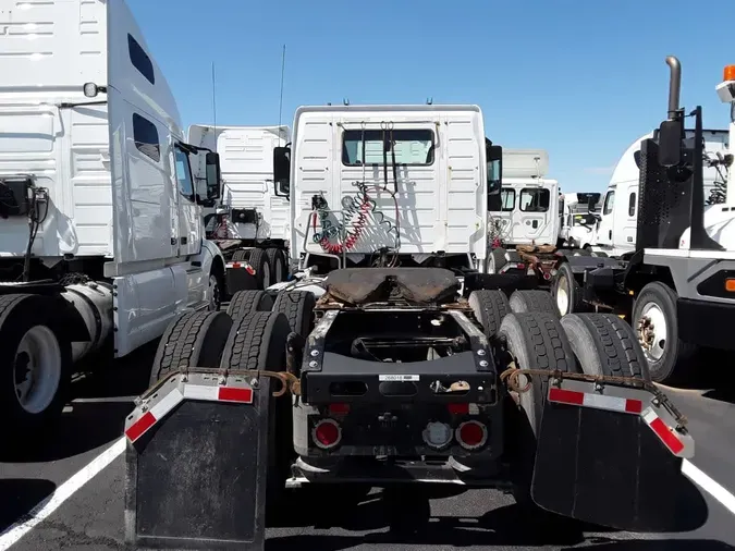 2019 VOLVO VNL64T-300