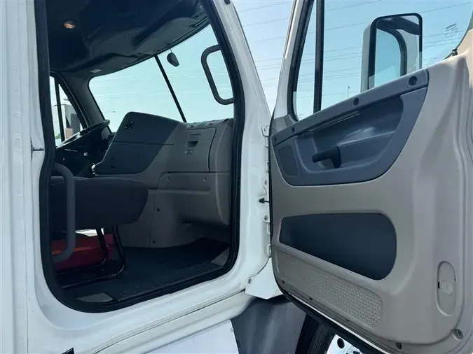 2018 FREIGHTLINER CA12562DC