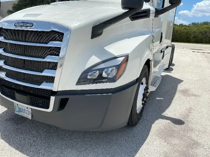 2018 Freightliner T12664ST