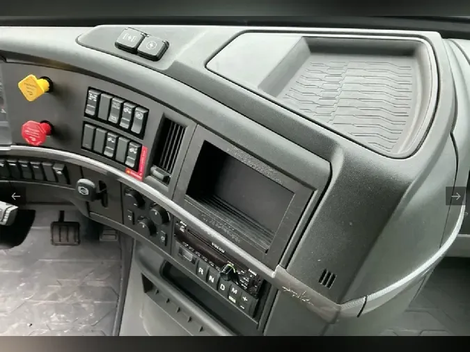 2021 VOLVO VNL64T760