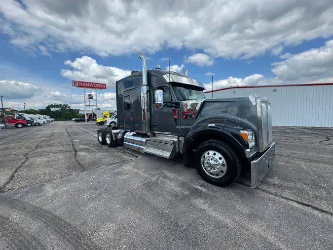 2024 Kenworth W990