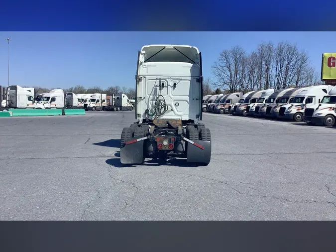 2021 Freightliner Cascadia 126