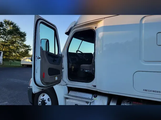 2019 Freightliner X12564ST